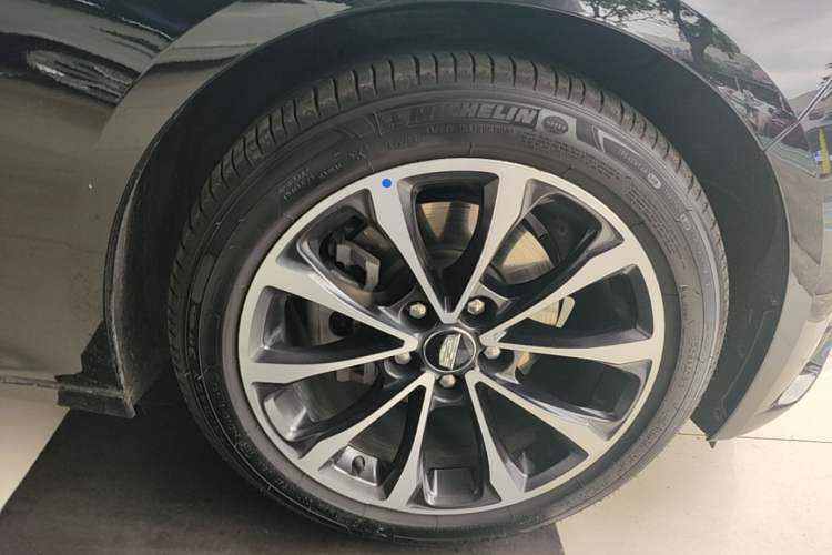 Used Cadillac CT5 2025 28T Urban Sport Edition Right Front Wheel Hub