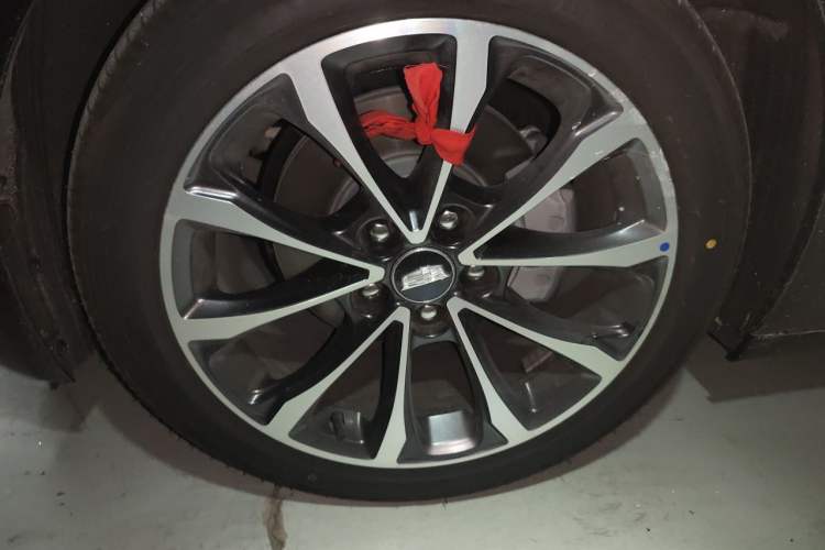 Used Cadillac CT5 2025 28T Urban Sport Edition Right Front Wheel Hub