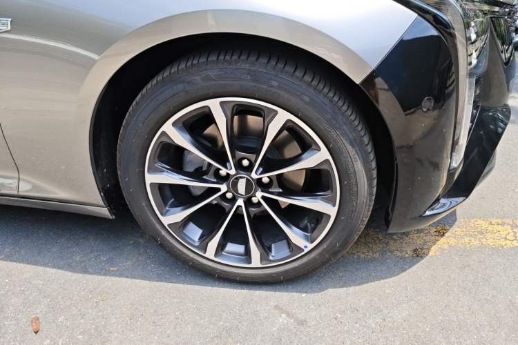 Used Cadillac CT5 2025 28T Urban Sport Edition Right Front Wheel Hub