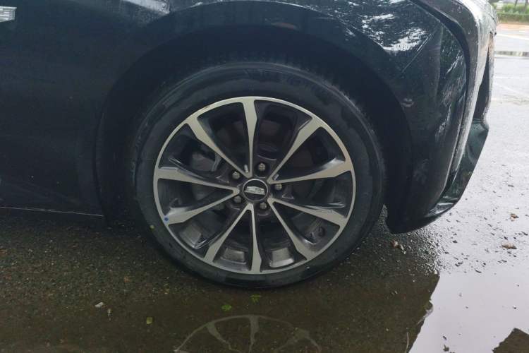 Used Cadillac CT5 2025 28T Urban Sport Edition Right Front Wheel Hub