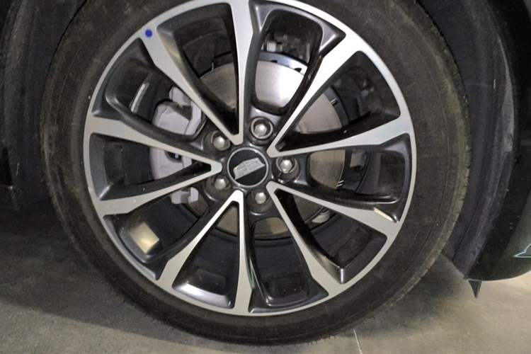 Used Cadillac CT5 2025 28T Urban Sport Edition Right Front Wheel Hub