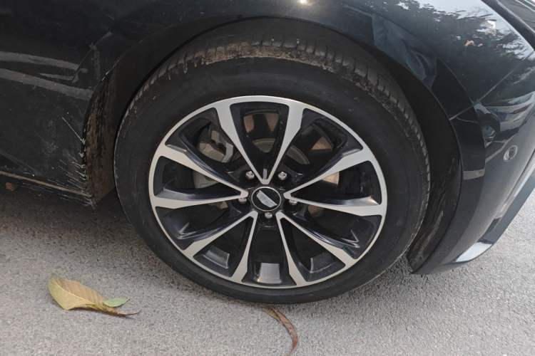 Used Cadillac CT5 2025 28T Urban Sport Edition Right Front Wheel Hub