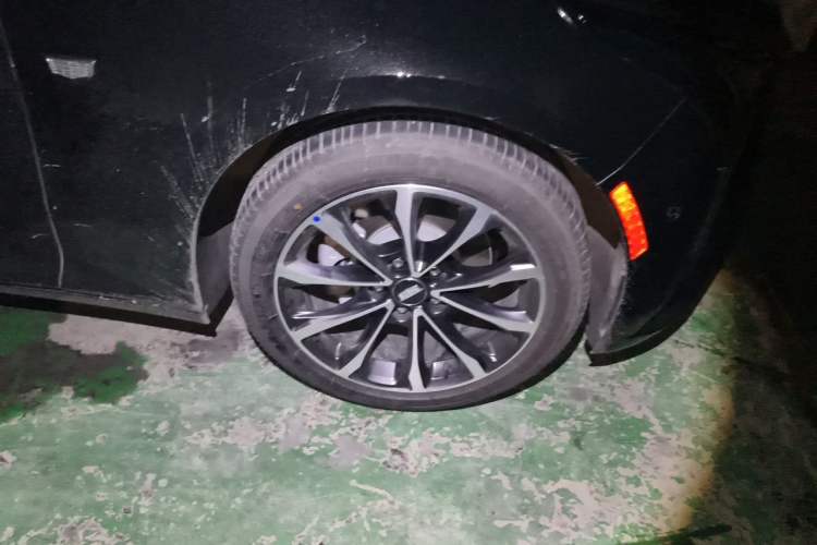 Used Cadillac CT5 2025 28T Urban Sport Edition Right Front Wheel Hub