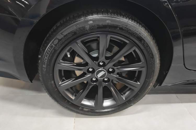 Used Cadillac CT5 2025 28T Track Performance Edition Right Rear Wheel Hub