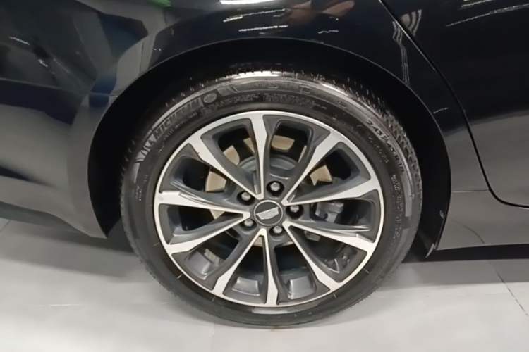 Used Cadillac CT5 2025 28T Urban Sport Edition Right Rear Wheel Hub
