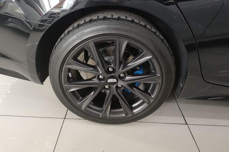 Used Cadillac CT5 2025 28T Track Performance Edition Right Rear Wheel Hub