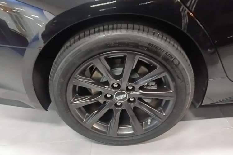 Used Cadillac CT5 2025 28T Track Performance Edition Right Rear Wheel Hub