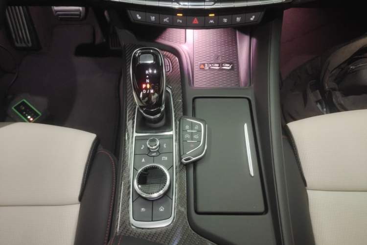 Used Cadillac CT5 2025 28T Track Performance Edition + Peak Track Optional Package Gear Lever