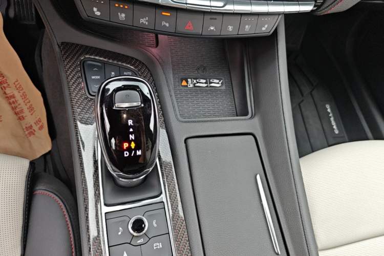 Used Cadillac CT5 2025 28T Track Performance Edition + Peak Track Optional Package Gear Lever