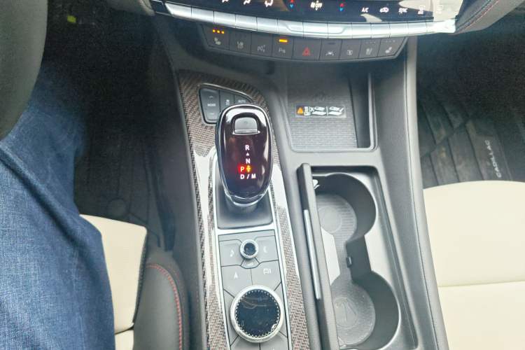 Used Cadillac CT5 2025 28T Track Performance Edition + Peak Track Optional Package Gear Lever