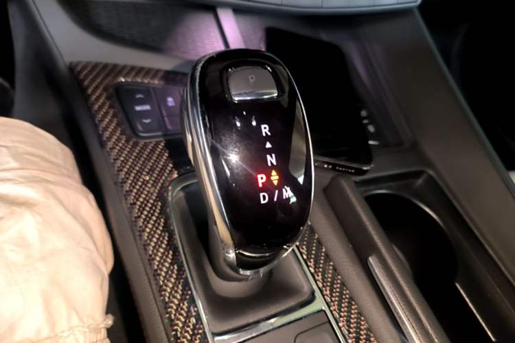Used Cadillac CT5 2025 28T Track Performance Edition + Peak Track Optional Package Gear Lever