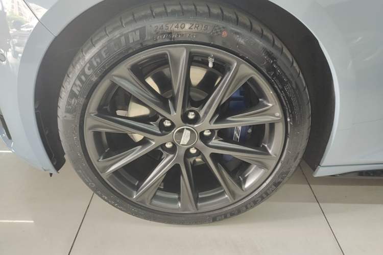 Used Cadillac CT5 2025 28T Track Performance Edition + Peak Track Optional Package Left Front Wheel Hub