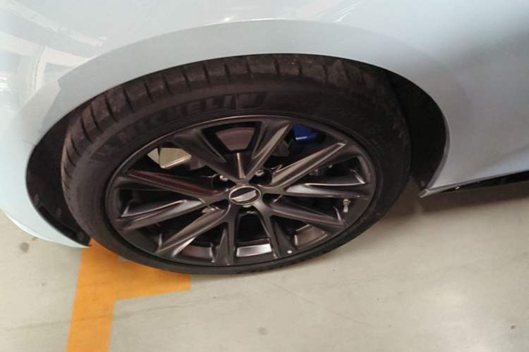 Used Cadillac CT5 2025 28T Track Performance Edition + Peak Track Optional Package Left Front Wheel Hub