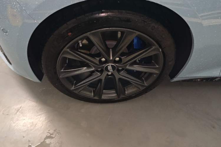 Used Cadillac CT5 2025 28T Track Performance Edition + Peak Track Optional Package Left Front Wheel Hub