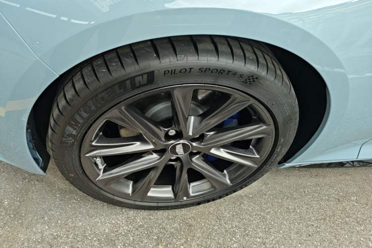 Used Cadillac CT5 2025 28T Track Performance Edition + Peak Track Optional Package Left Front Wheel Hub