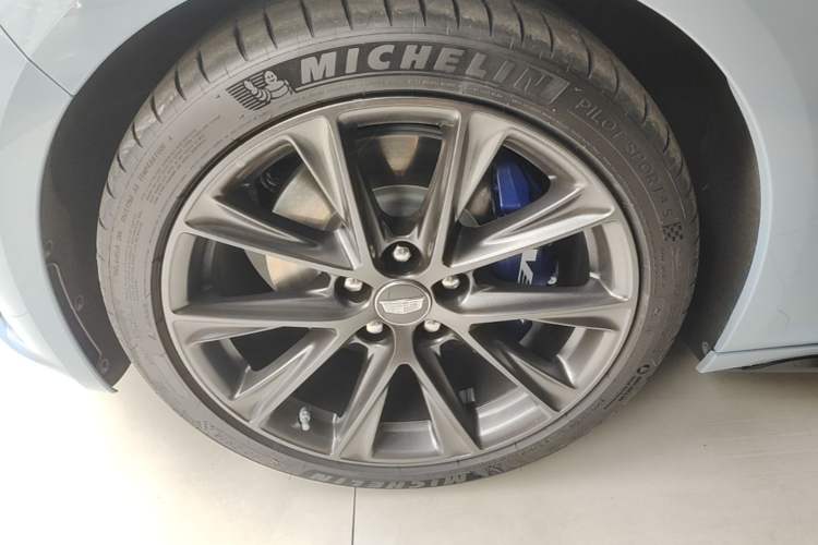 Used Cadillac CT5 2025 28T Track Performance Edition + Peak Track Optional Package Left Front Wheel Hub