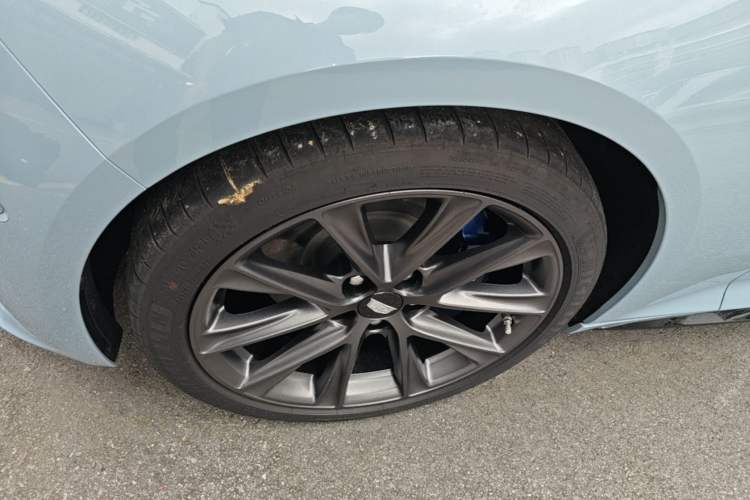 Used Cadillac CT5 2025 28T Track Performance Edition + Peak Track Optional Package Left Front Wheel Hub