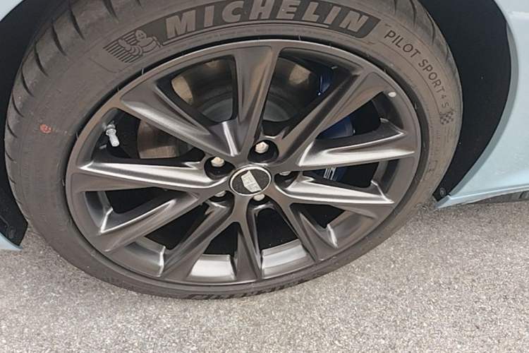 Used Cadillac CT5 2025 28T Track Performance Edition + Peak Track Optional Package Left Front Wheel Hub