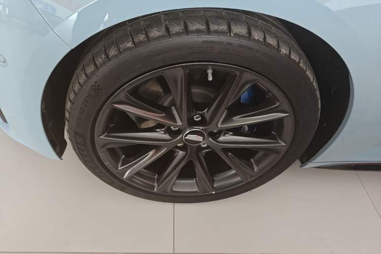 Used Cadillac CT5 2025 28T Track Performance Edition + Peak Track Optional Package Left Front Wheel Hub