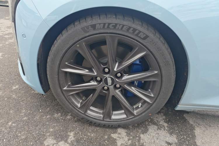 Used Cadillac CT5 2025 28T Track Performance Edition + Peak Track Optional Package Left Front Wheel Hub