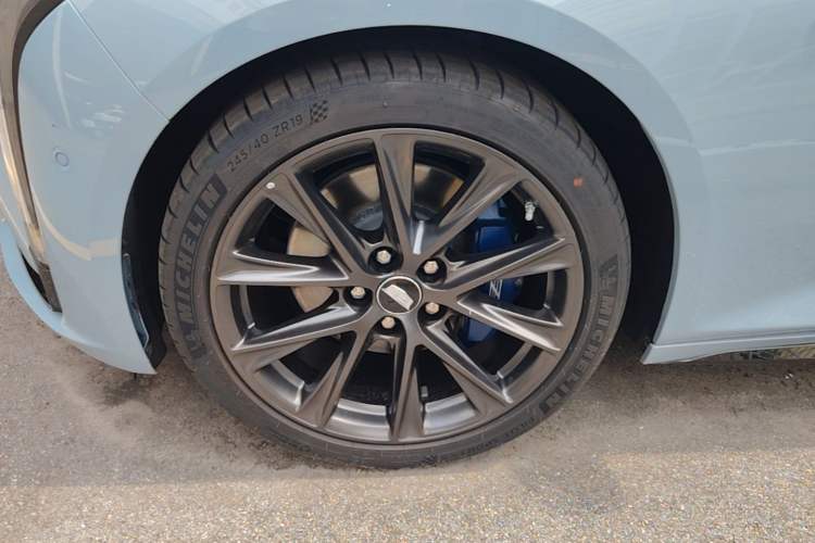 Used Cadillac CT5 2025 28T Track Performance Edition + Peak Track Optional Package Left Front Wheel Hub