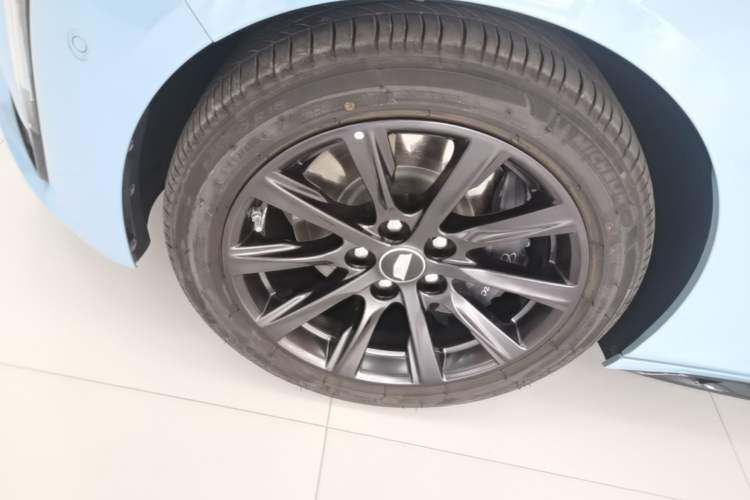 Used Cadillac CT5 2025 28T Track Performance Edition Left Front Wheel Hub