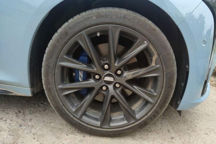 Used Cadillac CT5 2025 28T Track Performance Edition + Peak Track Optional Package Right Front Wheel Hub