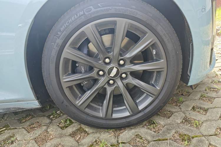 Used Cadillac CT5 2025 28T Track Performance Edition Right Front Wheel Hub