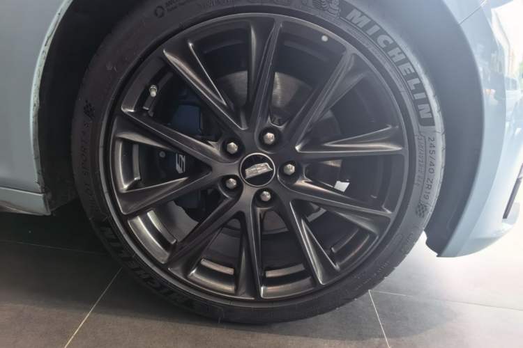 Used Cadillac CT5 2025 28T Track Performance Edition + Peak Track Optional Package Right Front Wheel Hub