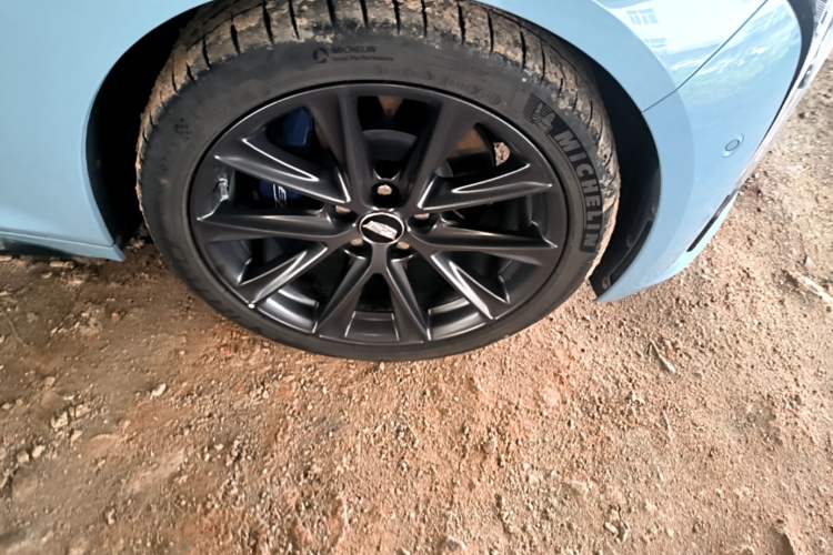 Used Cadillac CT5 2025 28T Track Performance Edition + Peak Track Optional Package Right Front Wheel Hub