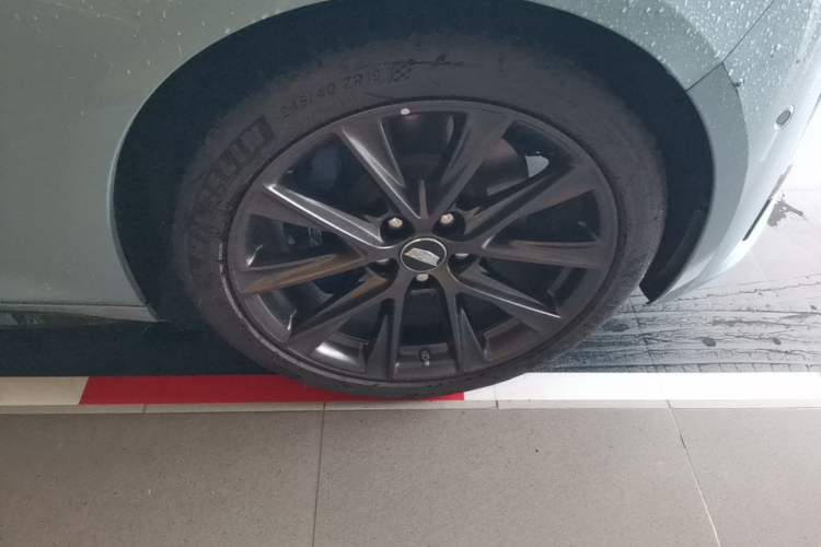 Used Cadillac CT5 2025 28T Track Performance Edition + Peak Track Optional Package Right Front Wheel Hub