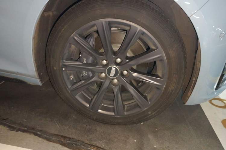 Used Cadillac CT5 2025 28T Track Performance Edition Right Front Wheel Hub