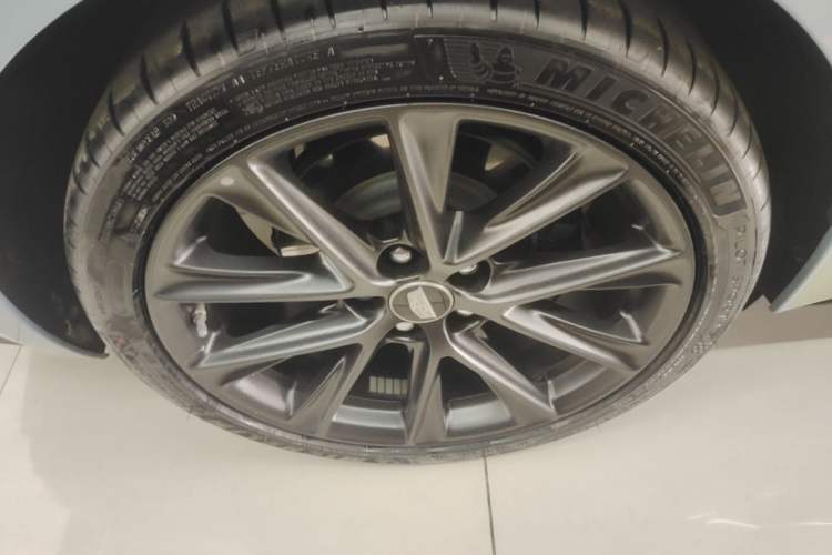 Used Cadillac CT5 2025 28T Track Performance Edition + Peak Track Optional Package Right Rear Wheel Hub