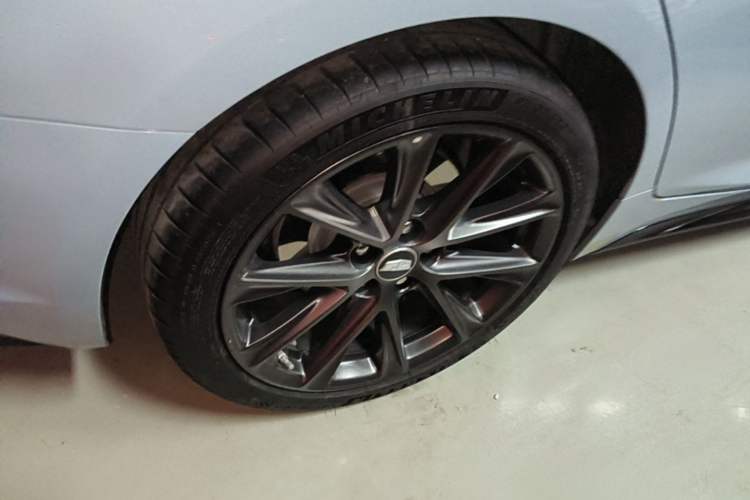 Used Cadillac CT5 2025 28T Track Performance Edition + Peak Track Optional Package Right Rear Wheel Hub