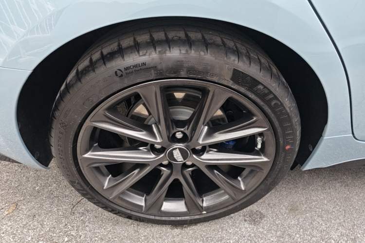 Used Cadillac CT5 2025 28T Track Performance Edition + Peak Track Optional Package Right Rear Wheel Hub