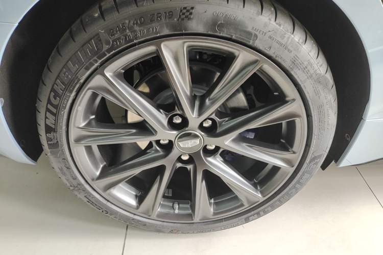 Used Cadillac CT5 2025 28T Track Performance Edition + Peak Track Optional Package Right Rear Wheel Hub