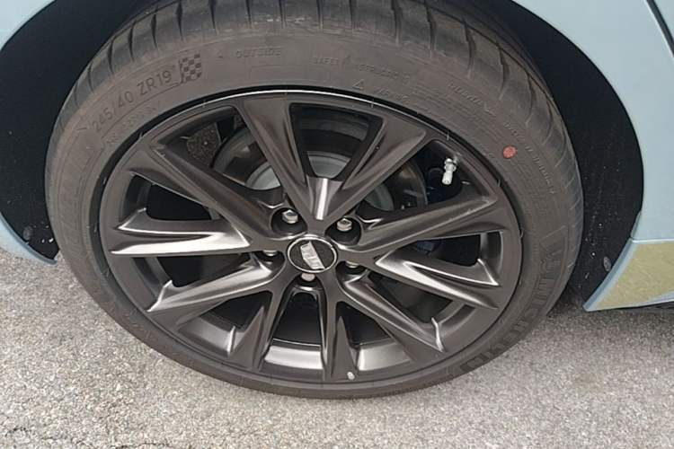 Used Cadillac CT5 2025 28T Track Performance Edition + Peak Track Optional Package Right Rear Wheel Hub