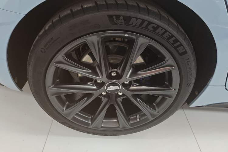 Used Cadillac CT5 2025 28T Track Performance Edition + Peak Track Optional Package Right Rear Wheel Hub