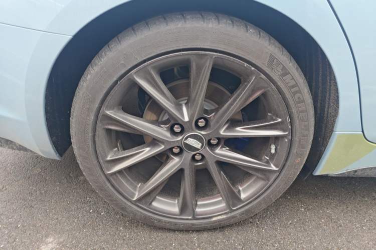 Used Cadillac CT5 2025 28T Track Performance Edition + Peak Track Optional Package Right Rear Wheel Hub