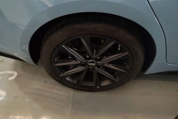 Used Cadillac CT5 2025 28T Track Performance Edition + Peak Track Optional Package Right Rear Wheel Hub