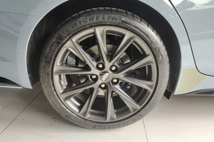 Used Cadillac CT5 2025 28T Track Performance Edition + Peak Track Optional Package Right Rear Wheel Hub