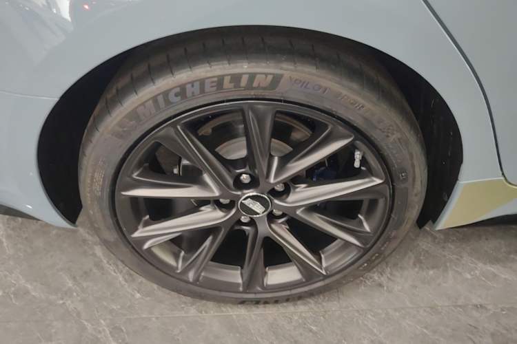 Used Cadillac CT5 2025 28T Track Performance Edition + Peak Track Optional Package Right Rear Wheel Hub