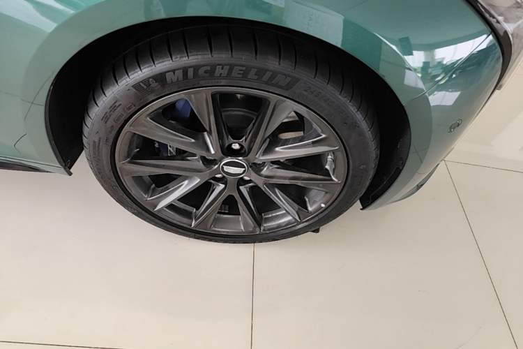 Used Cadillac CT5 2025 28T Track Performance Edition + Peak Track Optional Package Right Front Wheel Hub