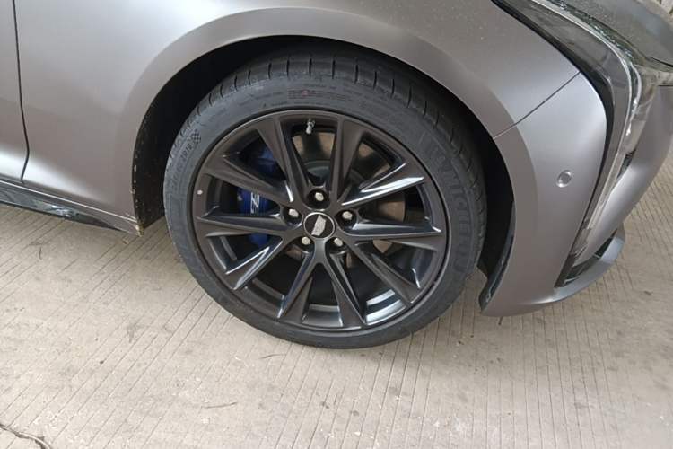 Used Cadillac CT5 2025 28T Track Performance Edition + Peak Track Optional Package Right Front Wheel Hub