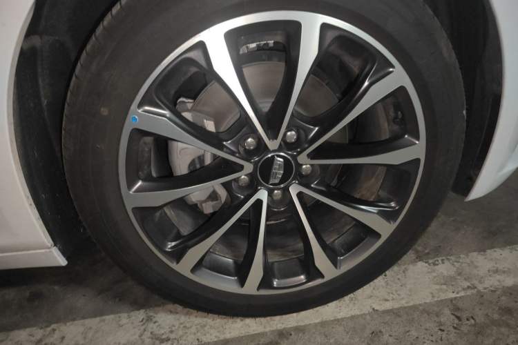 Used Cadillac CT5 2025 28T Urban Sport Edition Right Front Wheel Hub