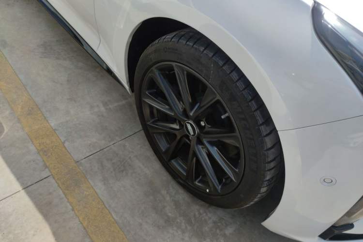 Used Cadillac CT5 2025 28T Track Performance Edition + Peak Track Optional Package Right Front Wheel Hub