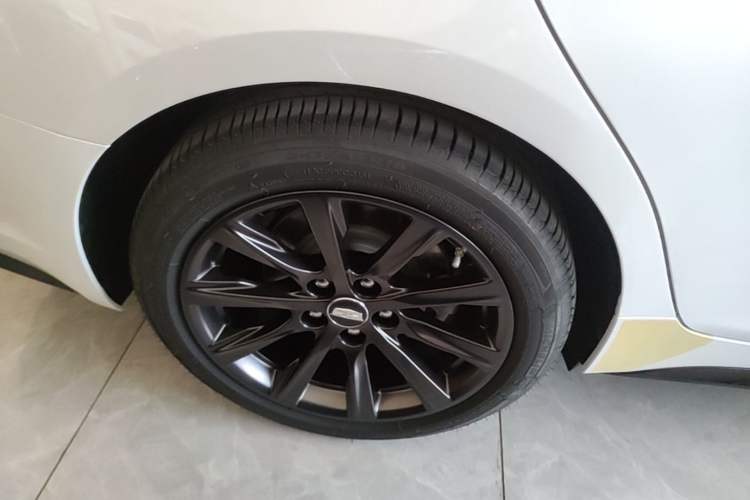 Used Cadillac CT5 2025 28T Track Performance Edition Right Rear Wheel Hub