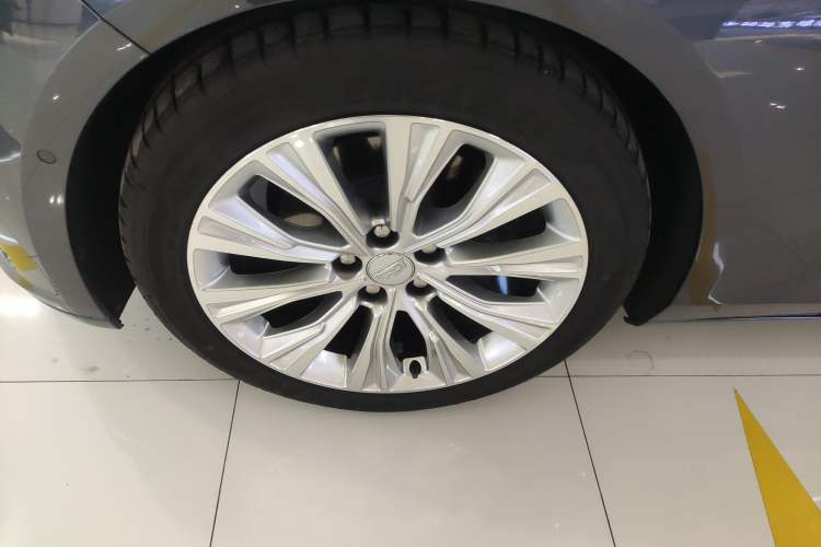 Used Cadillac CT6 2023 28T Platinum Edition Left Front Wheel Hub
