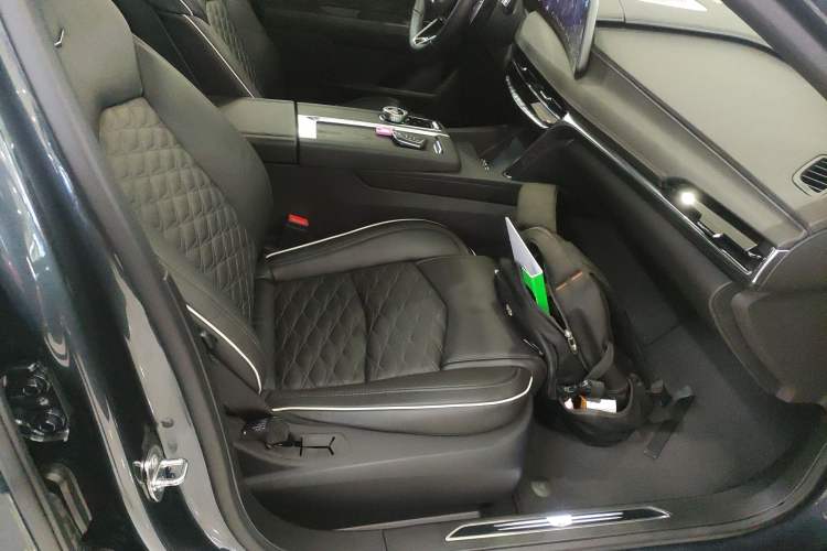 Used Cadillac CT6 2023 28T Platinum Edition Right Front Seat