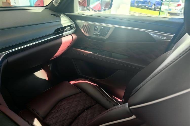Used Cadillac CT6 2023 28T Platinum Edition Interior 6